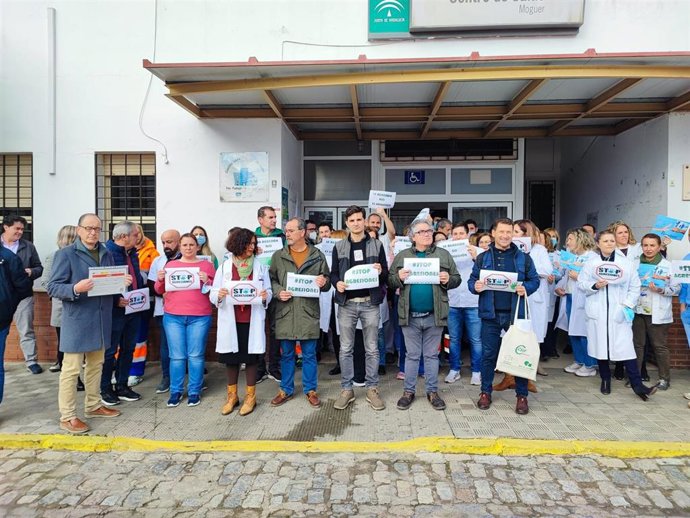 Concentración en repulsa por la agresión a una enfermera de Moguer en el mes de enero.