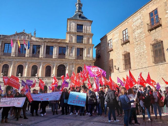 Concentración de trabajadoras de la limpieza en Toledo