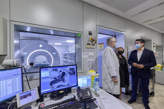 El presidente del Cabildo de Tenerife, Pedro Martín, en una visita a la nueva máquina de resonancia magnética del HUC