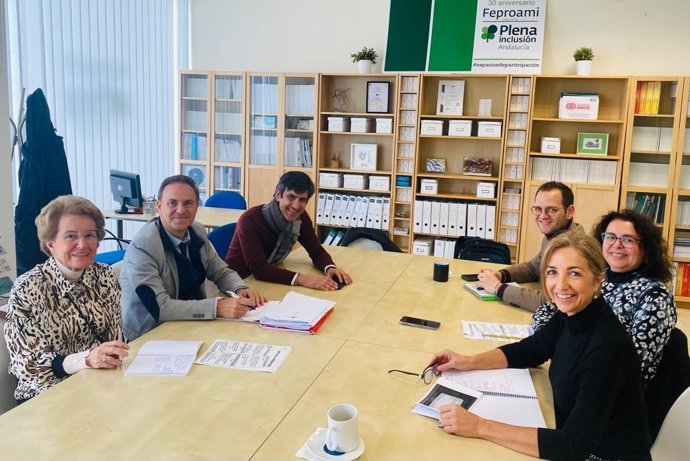 El diputado de Bienestar Social, David de la Encina, junto a representantes de la Federación Provincial de Organizaciones de Personas con Discapacidad Intelectual, Autismo y Parálisis Cerebral de Cádiz, Feproami