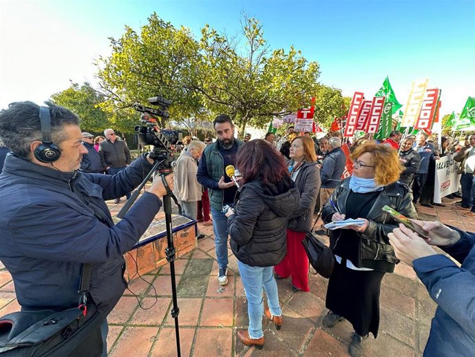 Mayoral atiende a los medios durante la concentración en defensa de la Atención Primaria en Palma del Río.
