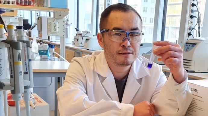 Hongji Yan en el laboratorio.