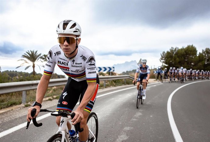 El ciclista belga Remco Evenepoel con el maillot de campeón del mundo