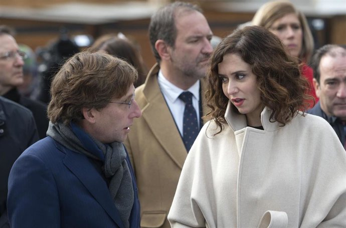 Archivo - El alcalde de Madrid, José Luis Martínez Almeida, y la presidenta de la Comunidad de Madrid, Isabel Díaz Ayuso, durante el acto solemne de izado de la bandera nacional en la plaza de España, a 2 de diciembre de 2022, en Madrid (España). 