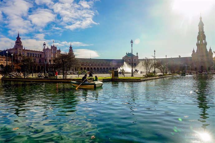 Archivo - Turistas pasea en barca por la ría de la Plaza de España a 03 de enero del 2023 en Sevilla (Andalucía, España)  