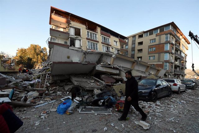 Edificio destruido en Hatay, Turquía, tras los devastadores terrmotos del 6 de febrero