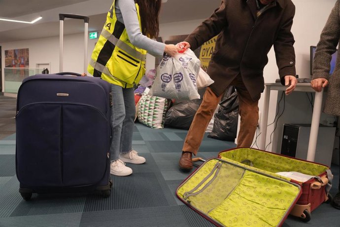 Un hombre lleva una bolsa con ropa de abrigo a la organización sin ánimo de lucro Detente Y Ayuda (DYA) para las víctimas del terremoto de Turquía en colaboración con la embajada de este país, en su sede de Bizkaia, a 9 de febrero de 2023, en Bilbao
