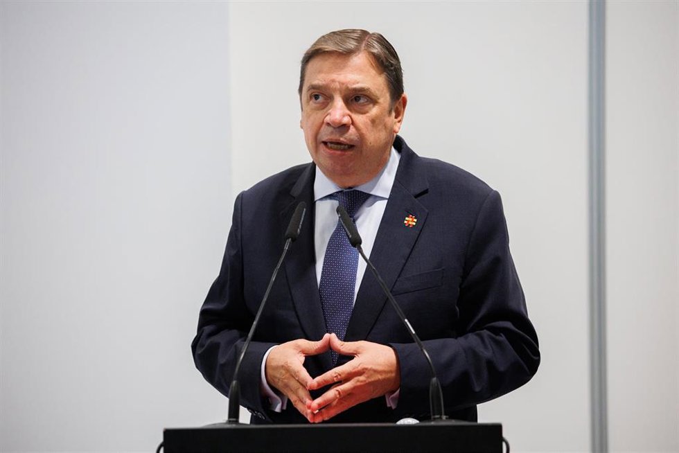 Archivo - El ministro de Agricultura, Pesca y Alimentación, Luis Planas, inaugura el XXI Salón de los Mejores Vinos de España en el Pabellón 5 de IFEMA Madrid, a 22 de noviembre de 2021, en Madrid, (España). En este salón se presentan cerca de 400 bodeg