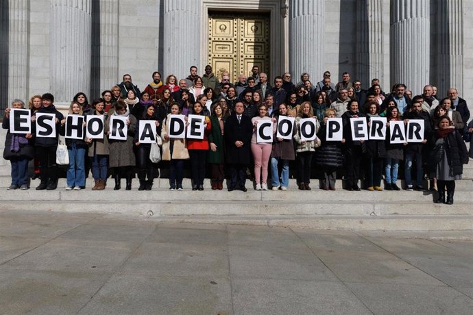 El ministro de Asuntos Exteriores, Unión Europea y Cooperación, José Manuel Albares (c), y representantes de la Coordinadora de ONGD tras la aprobación de la nueva Ley de Cooperación para el Desarrollo Sostenible