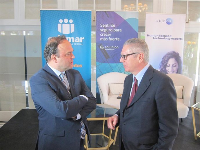 El economista José Carlos Díaz y el exministro de Justicia, Alberto Ruiz-Gallardón, antes de intervenir en 'Diálogos para el desarrollo'