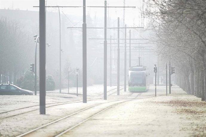 Llegada de un tranvía en una jornada de heladas en Vitoria