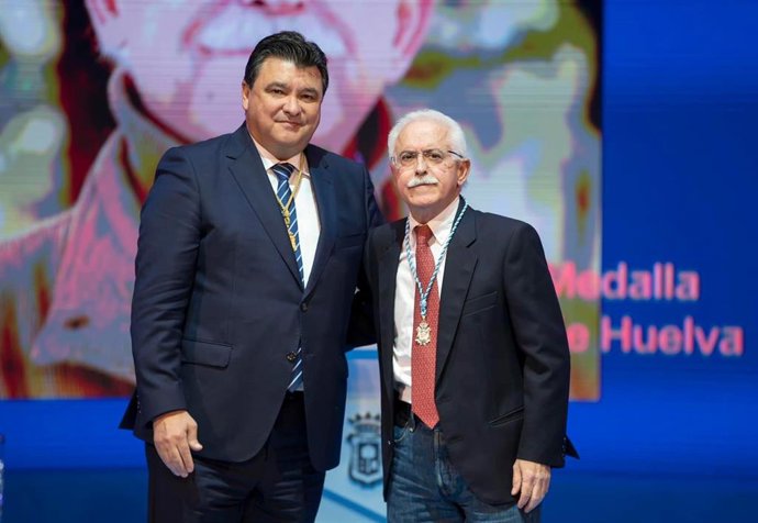 El secretario general de Fica UGT Huelva, Luciano Gómez, junto al alcalde de Huelva, Gabriel Cruz, en la entrega de la Medalla de Huelva.