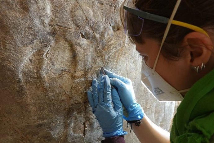 Investigadora durante las excavaciones del proyecto en Luxor. / Proyecto Djehuty