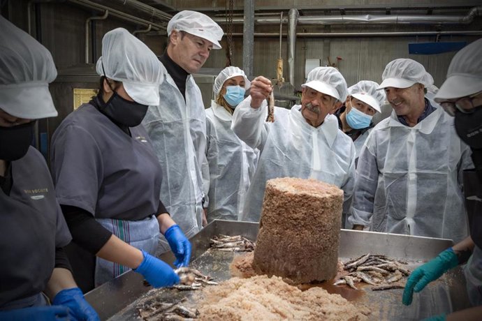 El Presidente De Cantabria, Miguel Ángel Revilla, Y El Consejero De Pesca, Guillermo Blanco, Visitan Las Instalaciones De Don Bocarte
