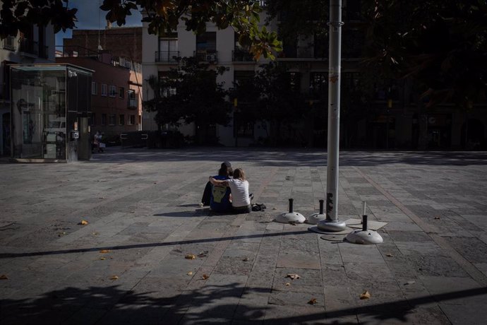 Imagen de archivo - Una pareja sentada en la Plaza de la Virreina en Barcelona, Catalunya (España) a 23 de octubre de 2020. 