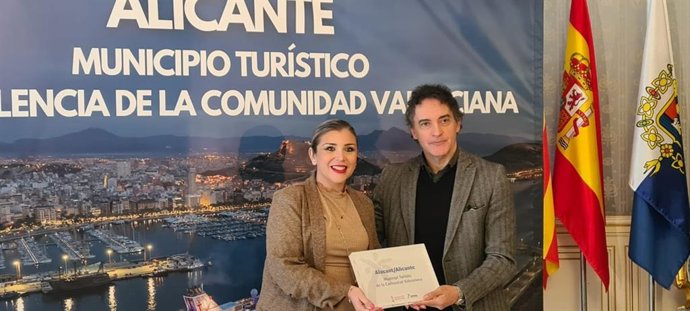 El secretari autonmic de Turisme, Francesc Colomer, i la vicealcaldesa d'Alacant, Mari Carmen Sánchez