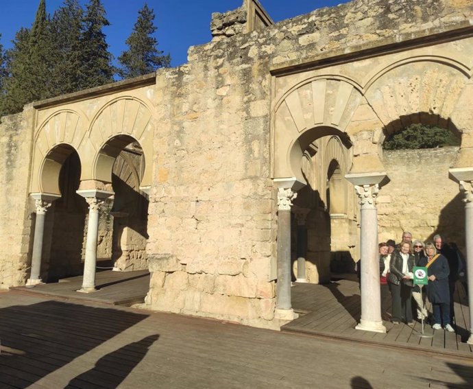 Un grupo de turistas posa para una foto durante una visita a Medina Azahara.