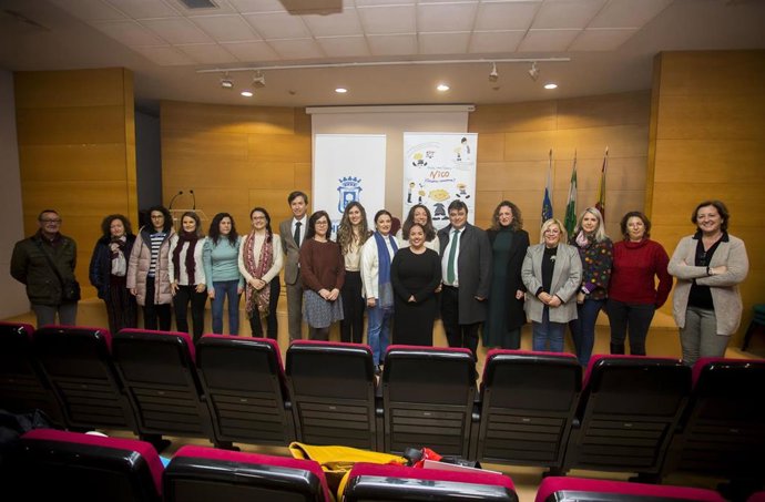 El edificio municipal 'Gota de Leche' ha acogido la presentación de la Guía de Afrontamiento del Diagnóstico de Asperger impulsada por la Asociación Onubense de Síndrome de Asperger y Trastornos de Espectro Autista Leve-Moderado (Aosa-Tea).