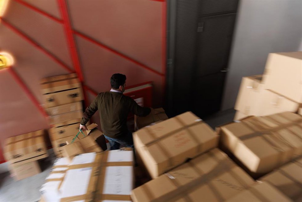 Varias cajas en una recogida de ayuda humanitaria para los afectados por el reciente terremoto que ha tenido lugar en el sur de Turquía, en el Hard Rock Hotel, a 8 de febrero de 2023, en Madrid (España). La Embajada de Turquía en España ha dispuesto hoy