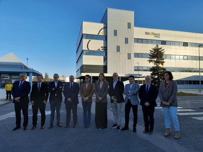 La presidenta de Navarra, María Chivite, junto a la secretaria de Estado de Energía, Sara Aagesen, y el resto de participantes en la visita a la empresa Beeplanet