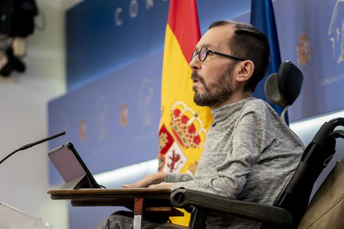 El portavoz de Unidas Podemos en el Congreso, Pablo Echenique, comparece antes de una sesión plenaria en el Congreso de los Diputados, a 24 de enero de 2023, en Madrid (España). 