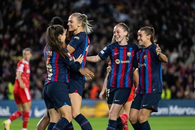 Archivo - Claudia Pina, Patricia Guijarro , Keira Fee Walsh of FC Barcelona celebrating a goal during UEFA Women Champions League, football match played between FC Barcelona and Bayern Munich at Spotify Camp Nou on November 24, 2022 in Barcelona, Spain.