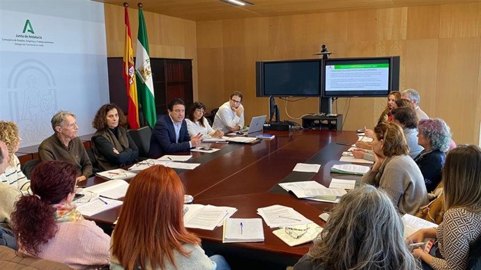 Daniel Sánchez en la reunión por la Formación Profesional para el Empleo.