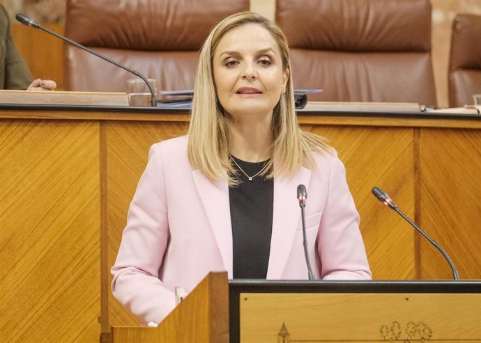 La parlamentaria del PP-A, Maribel Torregrosa, este jueves en el Parlamento de Andalucía en la defensa de la PNL del trasvase Tajo-Segura.