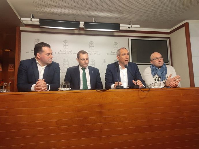 Representantes de UPL y de Foro Asturias durante el encuentro para analizar problemas comunes para ambos territorios.