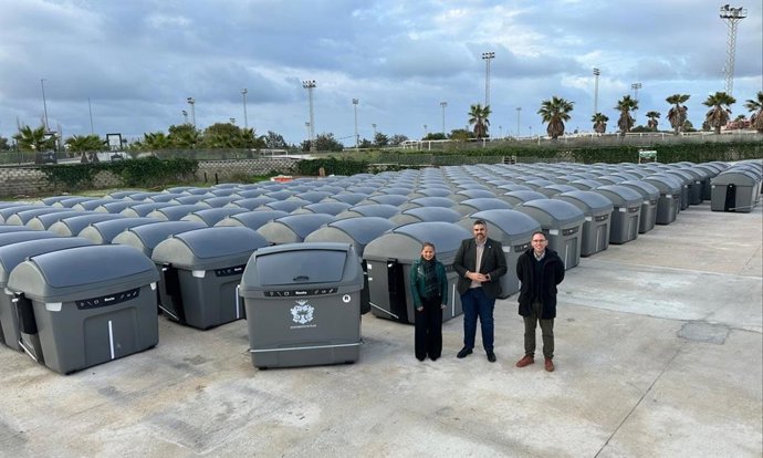 El alcalde, Josele González, y la concejala de Limpieza, Laura Moreno, han anunciado la renovación al completo de la flota de contenedores de la localidad con la implantación de 2.000 nuevas unidades