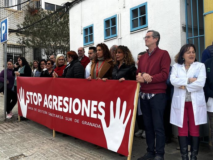 Concentración contra las agresiones a profesionales del Área de Gestión Sanitaria Sur de Granada