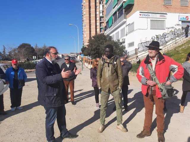 Francisco Puentedura habla, a la izquierda en la imagen, con vecinos de Campo Verde
