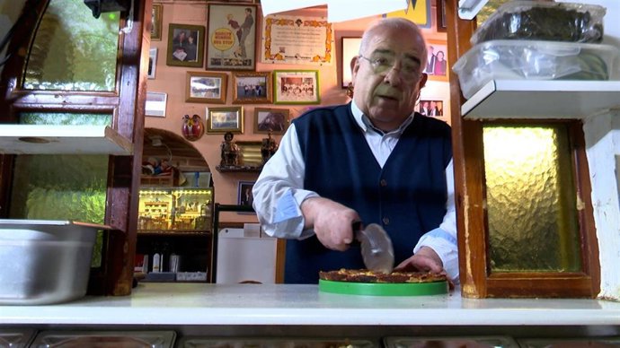 Víctor García Chocano sirve una de sus icónicas pizzas en Las Cancelas