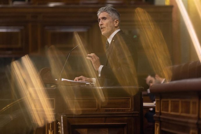 Archivo - El ministro de Interior, Fernando Grande-Marlaska, interviene durante una sesión plenaria en el Congreso de los Diputados.