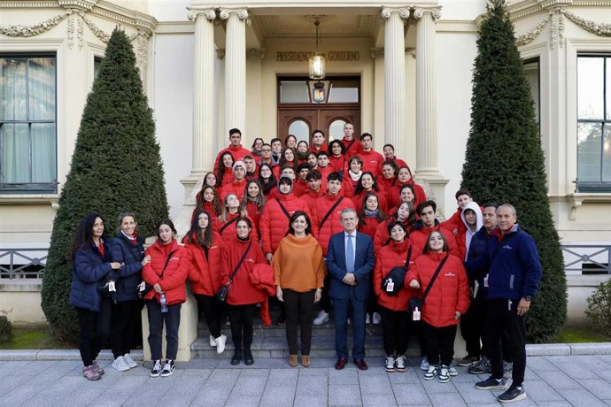 Concha Andreu recibe a una delegación de jóvenes descendientes de riojanos del Estadio Español de Las Condes (Chile)