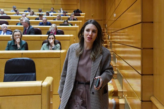 La ministra de Igualdad, Irene Montero, durante una sesión plenaria, en el Senado, a 8 de febrero de 2023, en Madrid (España). 