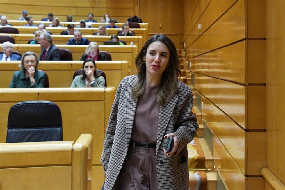 La ministra de Igualdad, Irene Montero, durante una sesión plenaria, en el Senado, a 8 de febrero de 2023, en Madrid (España). 