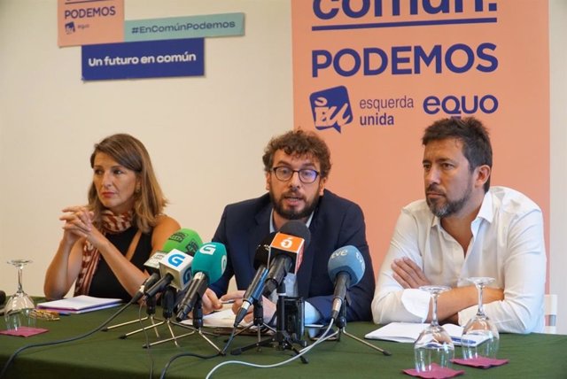 Archivo - El senador José Manuel Sande en rueda de prensa con los diputados de Galicia en Común Yolanda Díaz y Antón Gómez-Reino