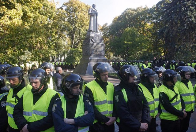 Policías ucranianos escoltan la estatua del héroe soviético Nikolai Vatutin (imagen de archivo).