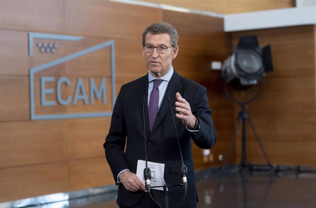 El presidente del PP, Alberto Núñez Feijóo, tras su visita a la Escuela de Cinematografía y del Audiovisual de la Comunidad de Madrid (ECAM), en la ciudad de la Imagen, a 9 de febrero  de 2023, en Pozuelo de Alarcón, Madrid (España).