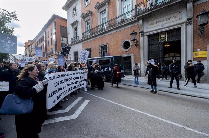 Un grupo de letrados de la Administración de Justicia en una manifestación frente al Ministerio de Justicia el pasado 24 de enero.