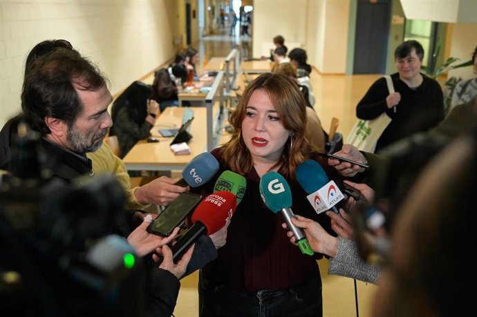 La secretaria de Estado de Igualdad, Ángela Rodríguez Pam, atiende a los medios antes de un coloquio sobre políticas de igualdad de género en la Facultad de Sociología de la Universidade da Coruña (UDC)