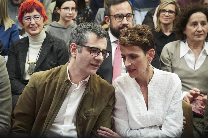 El ministro de la Presidencia, Félix Bolaños, y la presidenta de Navarra, María Chivite, en un acto del Partido Socialista en Pamplona.