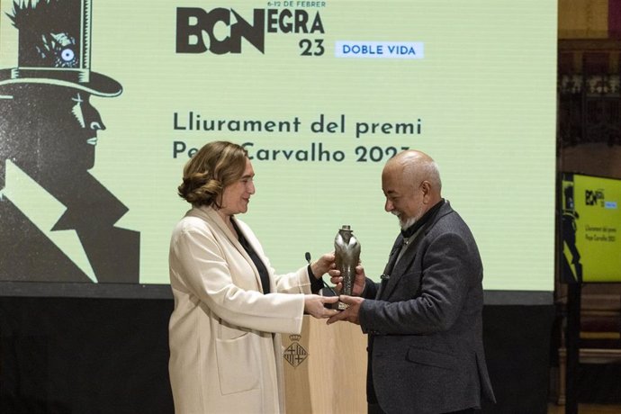 El escritor cubano de novela negra Leonardo Padura, creador de la serie del policía Mario Conde, recibe el Premio Pepe Carvalho 2023 que concede el festival BCNegra.
