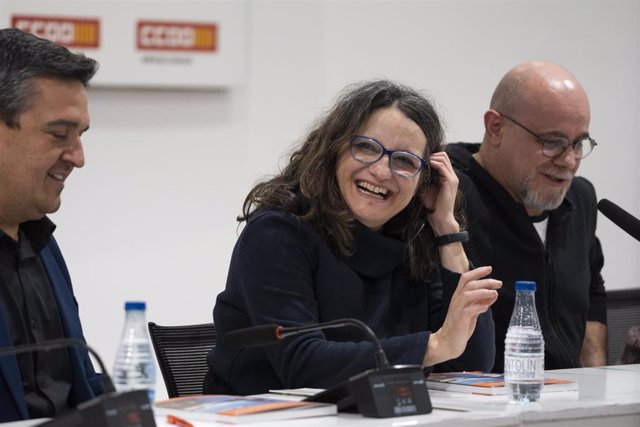 El senador de Compromís, Carles Mulet (i), y la exvicepresidenta de la Generalitat Valenciana y exconsellera, Mónica Oltra, durante la presentación del libro ‘Carles Mulet, una temporada al Senat’