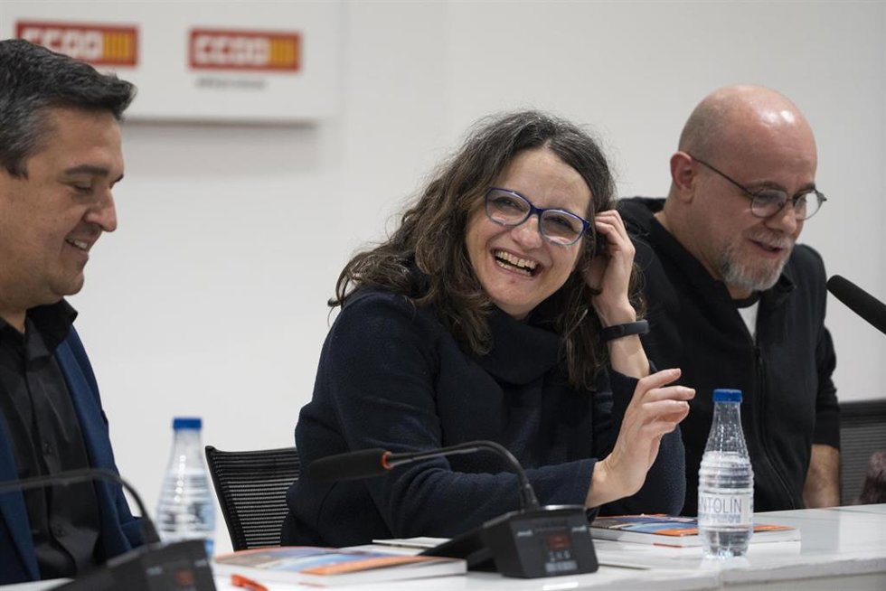 El senador de Compromís, Carles Mulet (i), y la exvicepresidenta de la Generalitat Valenciana y exconsellera, Mónica Oltra, durante la presentación del libro Carles Mulet, una temporada al Senat