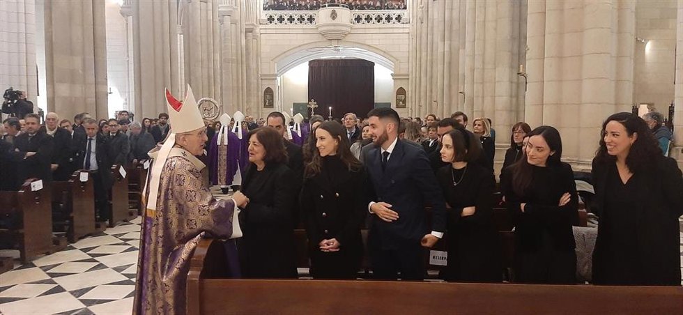 El cardenal Carlos Osoro saluda a la viuda, hijos y familiares del fundador de la UCAM, José Luis Mendoza, fallecido el 18 de enero