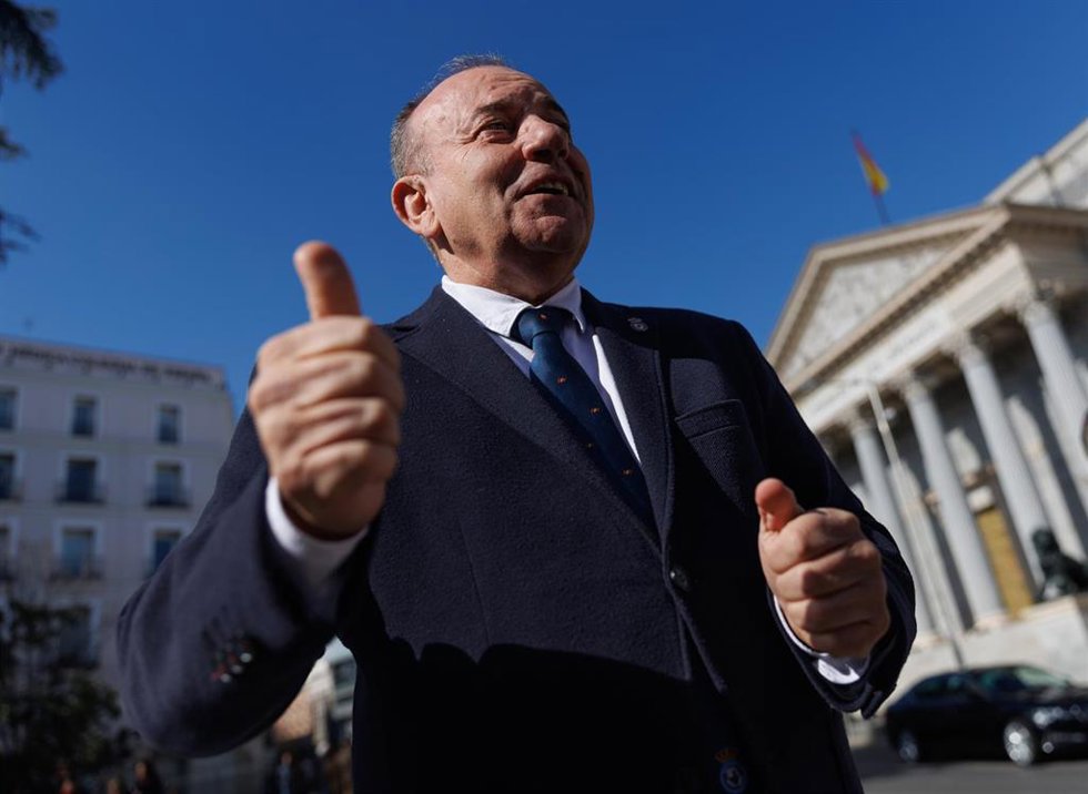 El presidente de la Real Federación Española de Caza, Manuel Gallardo, ofrece declaraciones a los medios, en las inmediaciones del Congreso, después de una sesión plenaria, a 9 de febrero de 2023, en Madrid (España). 