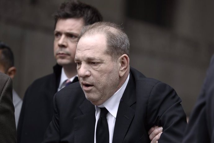 Archivo - 06 January 2020, US, New York: US producer Harvey Weinstein arrives to court to start a trial as he faces allegations of rape and sexual assault. Photo: John Lamparski/SOPA Images via ZUMA Wire/dpa