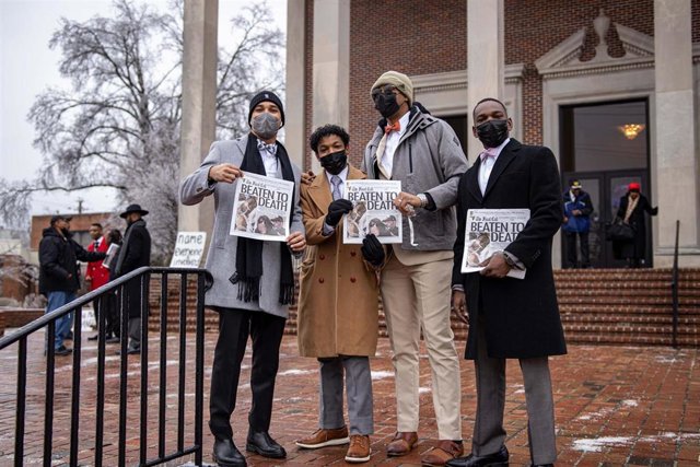 Varias personas muestran imágenes de Tyre Nichols durante el funeral de Tyre Nichols en Memphis, Tennessee.